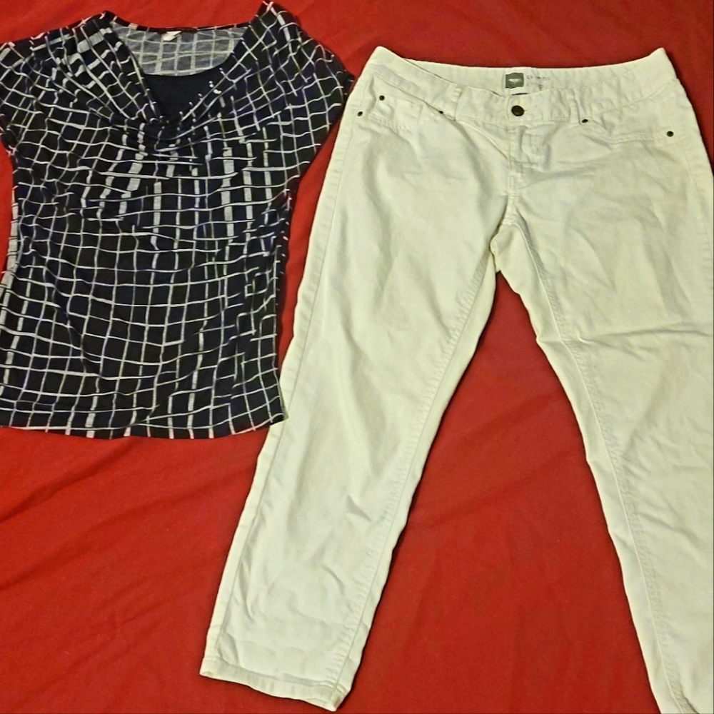 Jennie & MARLIS PETITE shirt size Med with White Skinny pants size 6 fit pants.